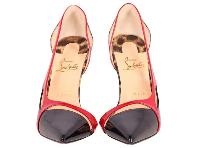 Tacones puntiagudos con ribete rojo de Christian Louboutin en charol con estampado animal 