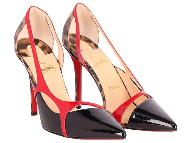 Tacones puntiagudos con ribete rojo de Christian Louboutin en charol con estampado animal 