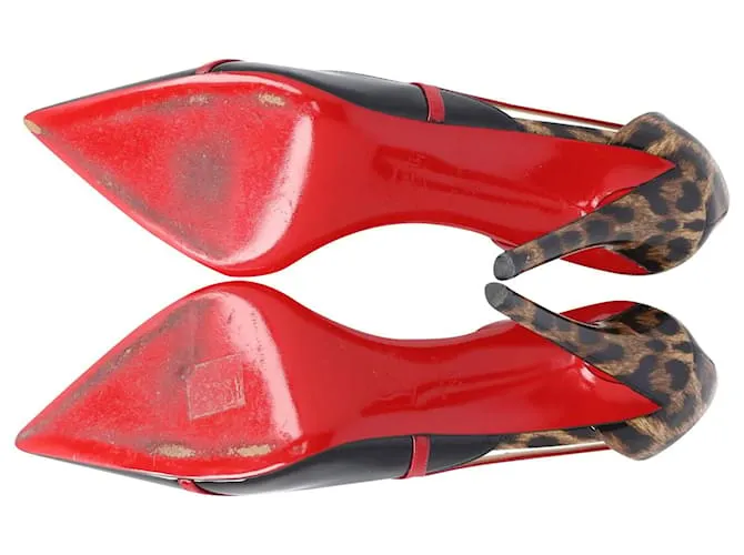Tacones puntiagudos con ribete rojo de Christian Louboutin en charol con estampado animal 