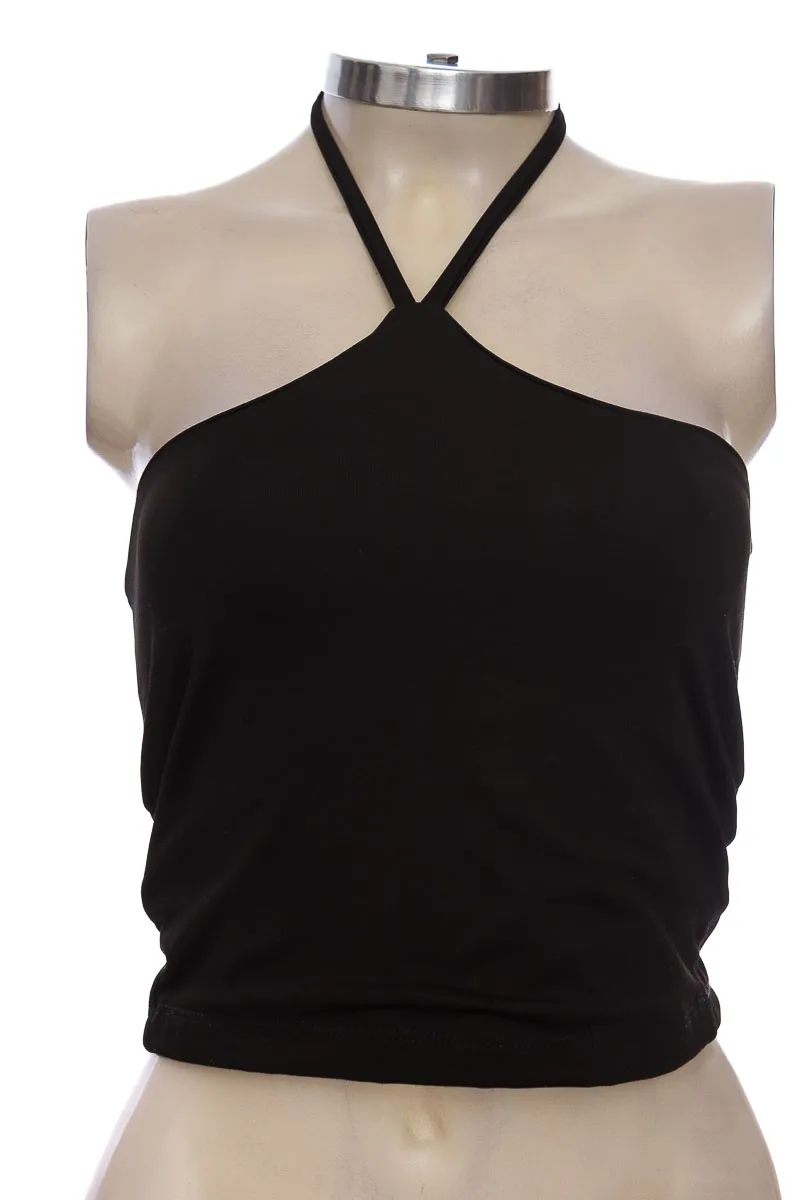 TOP / CAMISETA COLOR NEGRO  CLOSEANDO