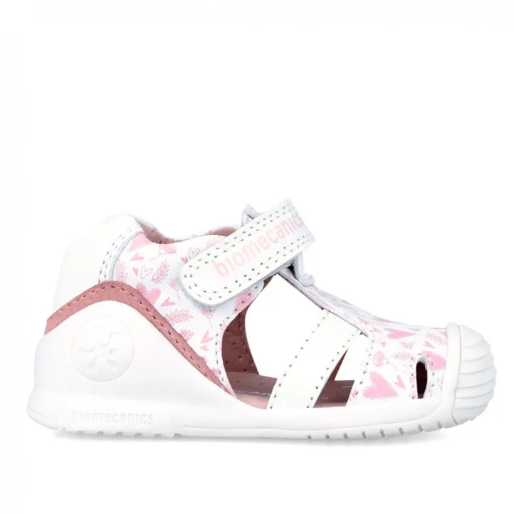 ZAPATOS BIOMECANICS DE NIñA BLANCO CON ESTAMPADO CORAZONES ROSAS 242104B