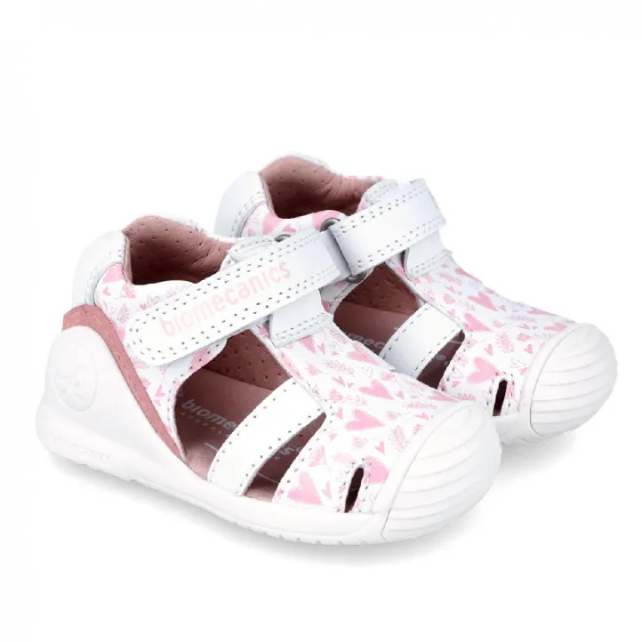 ZAPATOS BIOMECANICS DE NIñA BLANCO CON ESTAMPADO CORAZONES ROSAS 242104B