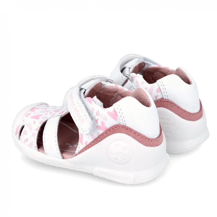 ZAPATOS BIOMECANICS DE NIñA BLANCO CON ESTAMPADO CORAZONES ROSAS 242104B
