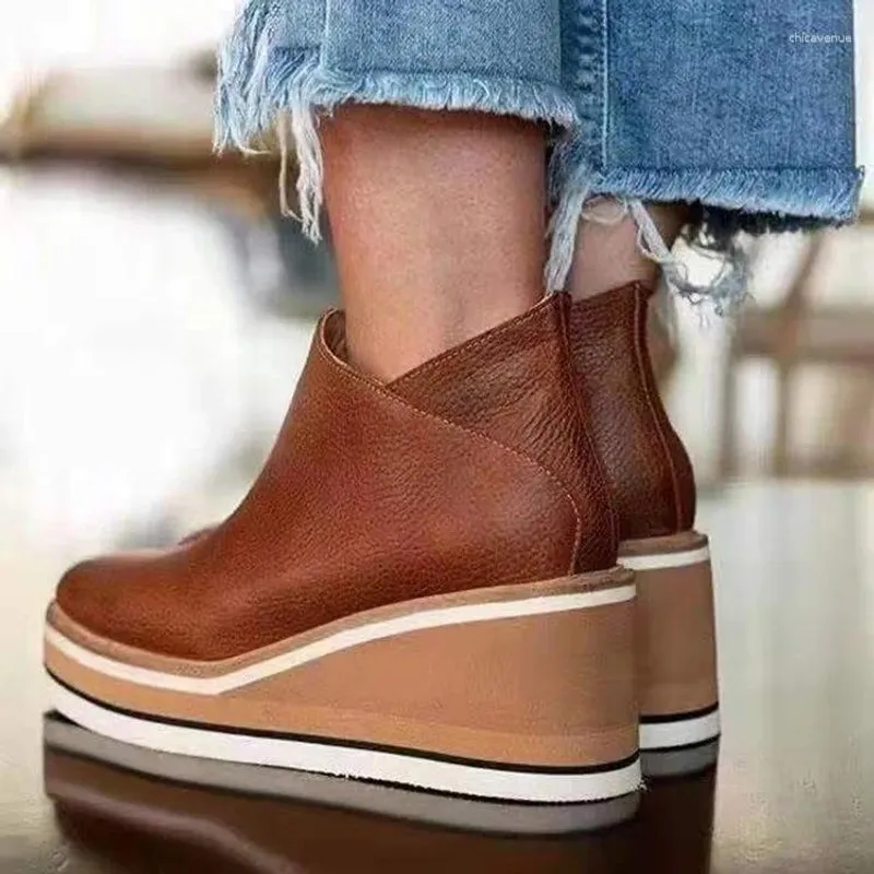 Zapatos de vestir 2024 Autumn Women Tacones Medos Cuaradas Camper Fashion Fashion Fashion Aumento Botas Interna Diseñador de gla